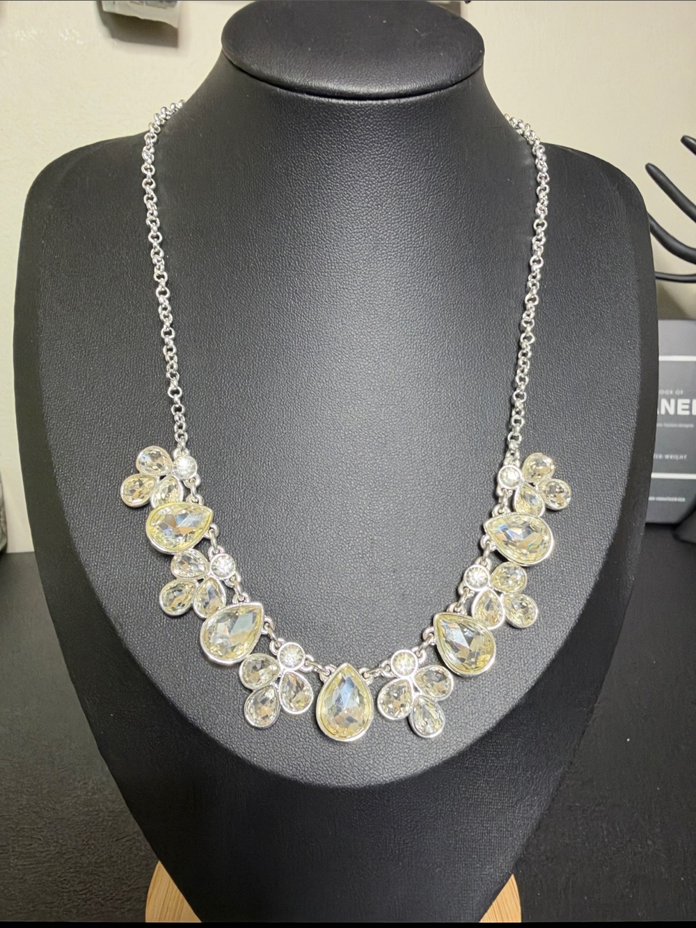 Elegant Crystal Teardrop Statement Necklace in Champagne